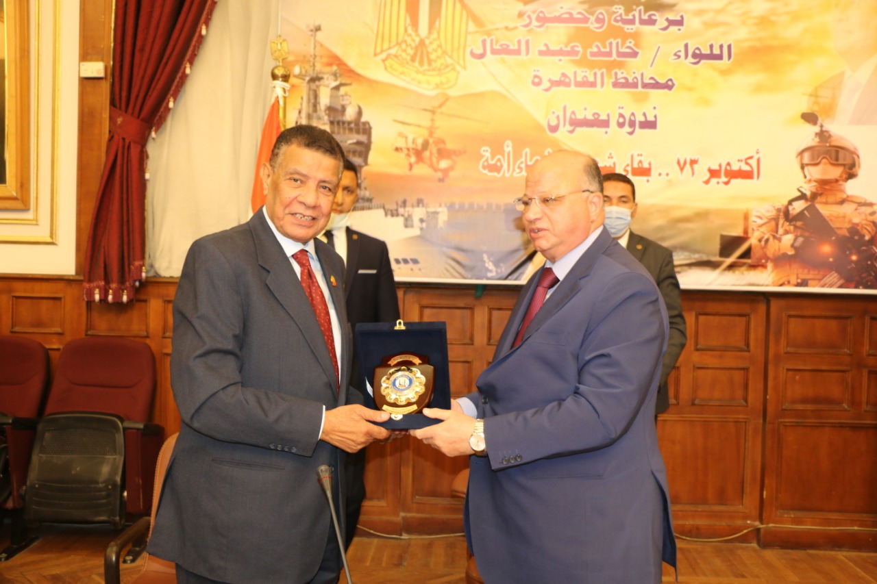 محافظ القاهرة يكرم متحدثى الندوة التثقيفية (2)