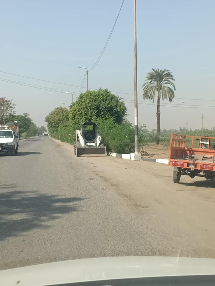 رفع 30 طن مخلفات في حملات على طريق المسار السياحي غرب الأقصر (1)