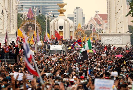 متظاهرون يرفعون أعلام تايلاند