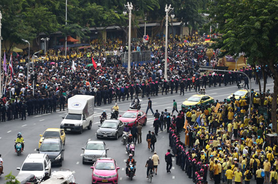 المتظاهرون على جانبى أحد الطرق الرئيسية بالعاصمة التايلاندية