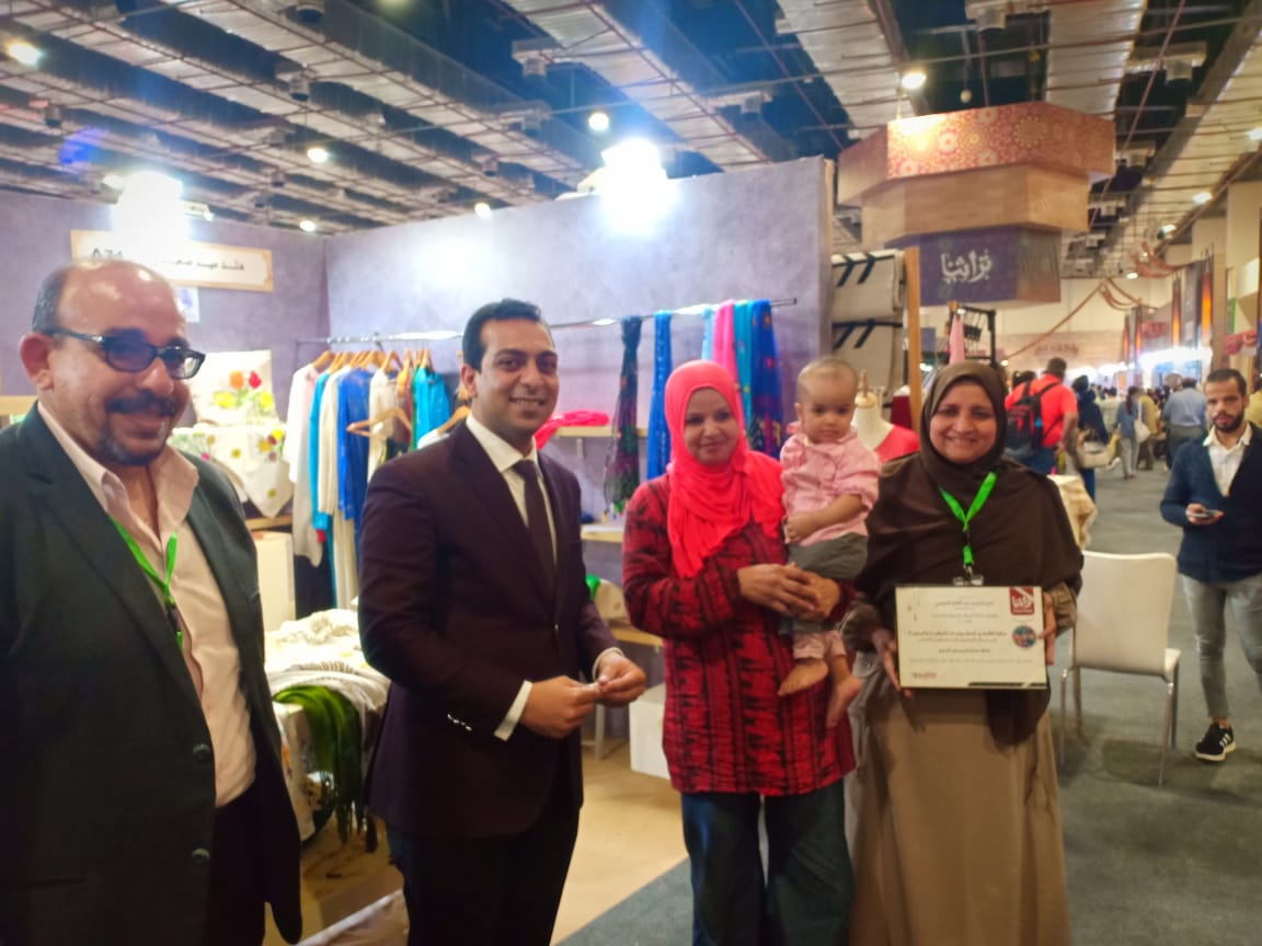 نائب محافظ قنا يتفقد منتجات صناعة الفركة المشاركة في معرض تراثنا بالقاهرة (5)