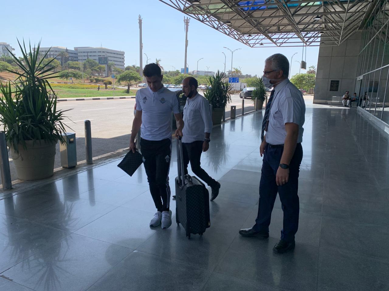 بعثة بيراميدز تصل مطار القاهرة (4)