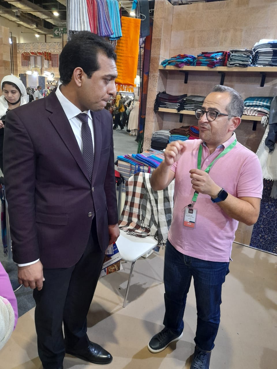 نائب محافظ قنا يتفقد منتجات صناعة الفركة المشاركة في معرض تراثنا بالقاهرة (11)