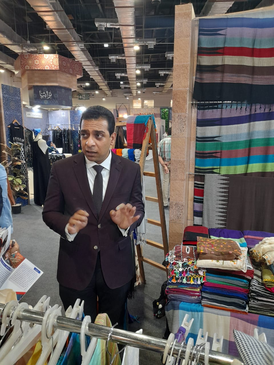 نائب محافظ قنا يتفقد منتجات صناعة الفركة المشاركة في معرض تراثنا بالقاهرة (3)