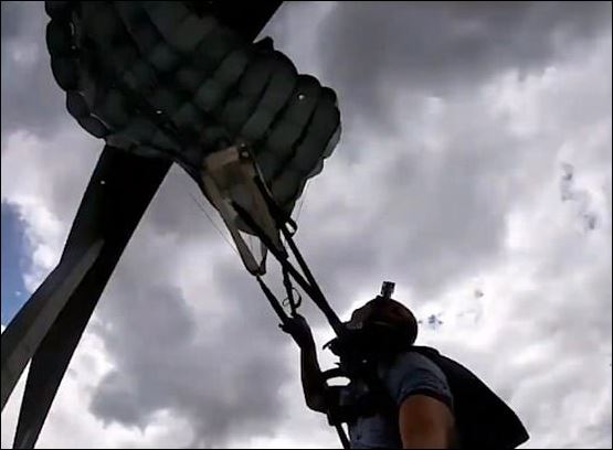 مغامر فرنسى يقفز من أعلى برج فى العالم  (4)