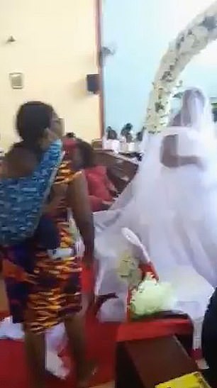 المرأة تقتحم حفل الزفاف