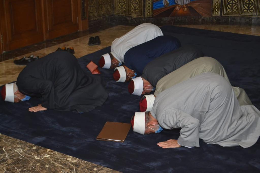 المسلمون والأقباط يتبادلون الزيارات بدور العبادة توطيدا للعلاقات الإجتماعية (11)