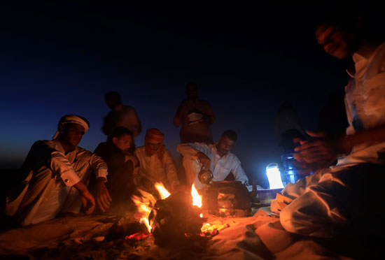 البدو يصنعون الشاي على النار