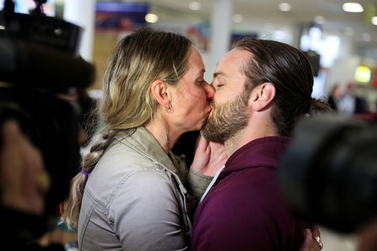 زوجان يتحديان كورونا بقبلة