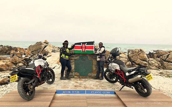 دوس كاريوكي وجوان وامويو يحملان العلم الكيني في ويسترن كيب