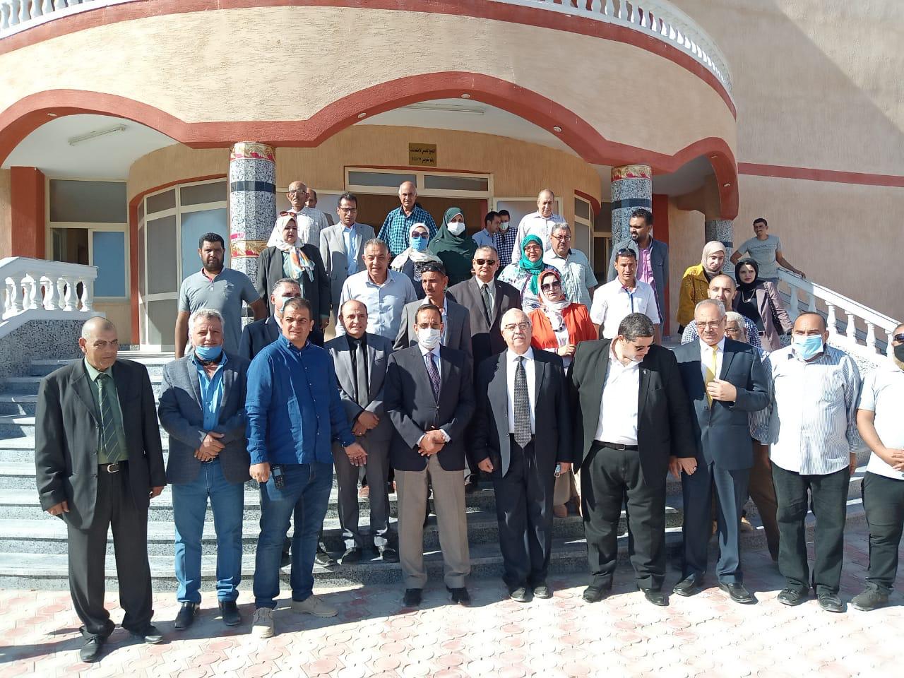محافظ شمال سيناء مع المعلمين