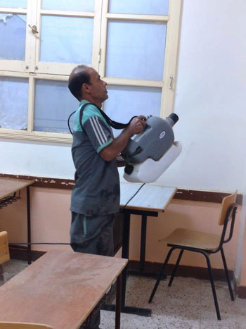 وكيل مدرسة بسوهاج يقوم بأعمال تطهير للفصول (8)