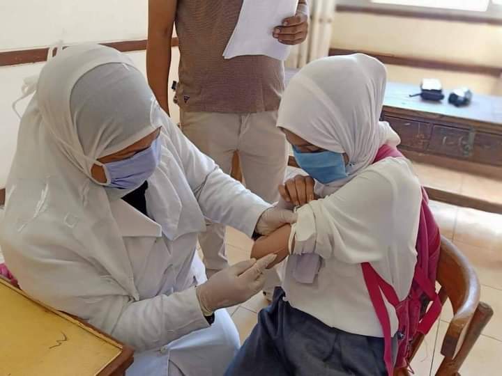 تطعيم الطلاب بالشرقية ضد الالتهاب السحائى فى أول يوم دراسى (1)