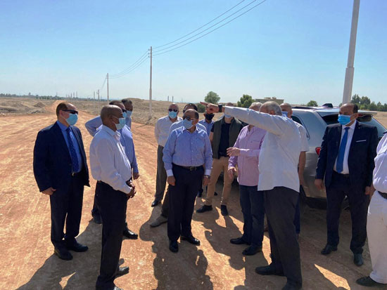 وزير التنمية المحلية ومحافظ الأقصر أثناء وضعهم حجر أساس محطة الصرف الصحى (15)