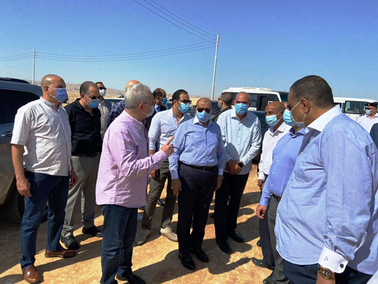 وزير التنمية المحلية ومحافظ الأقصر أثناء وضعهم حجر أساس محطة الصرف الصحى (17)