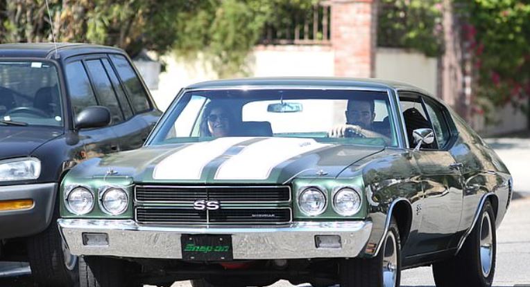 الممثل الأمريكي جيسي ميتكالف مع فتاة داخل سيارته