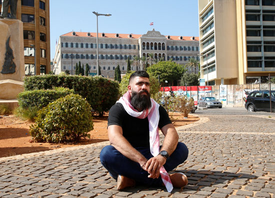 الناشط اللبناني داني مرتضى بالقرب من القصر الحكومي في بيروت