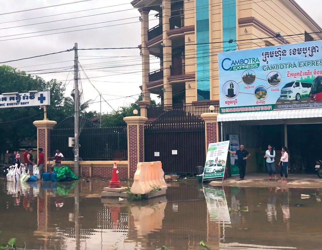 آثار الفيضانات في شوارع كمبوديا