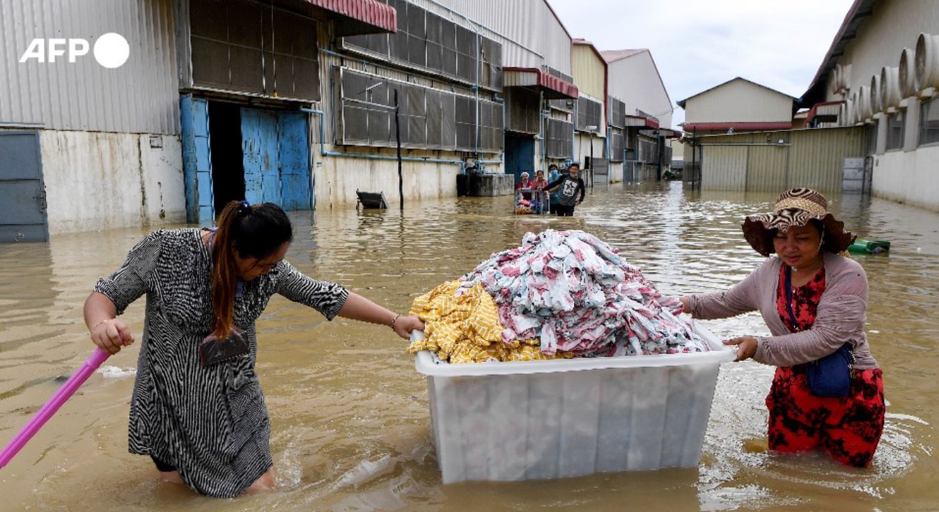 الفيضانات تغرق شوارع كمبوديا