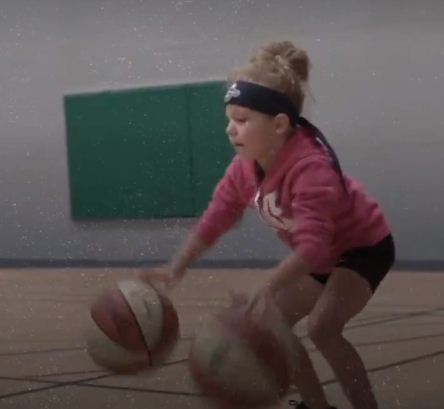 الطفلة الامريكية خلال تدريب السلة