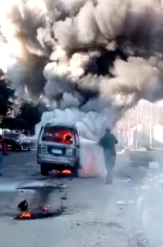 اشتعال النيران فى سيارة ميكروباص أمام المستشفى العام بالإسماعيلية (2)