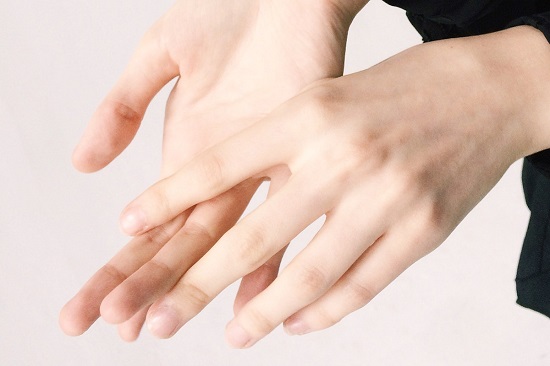 وصفات طبيعية لتقشير اليدين