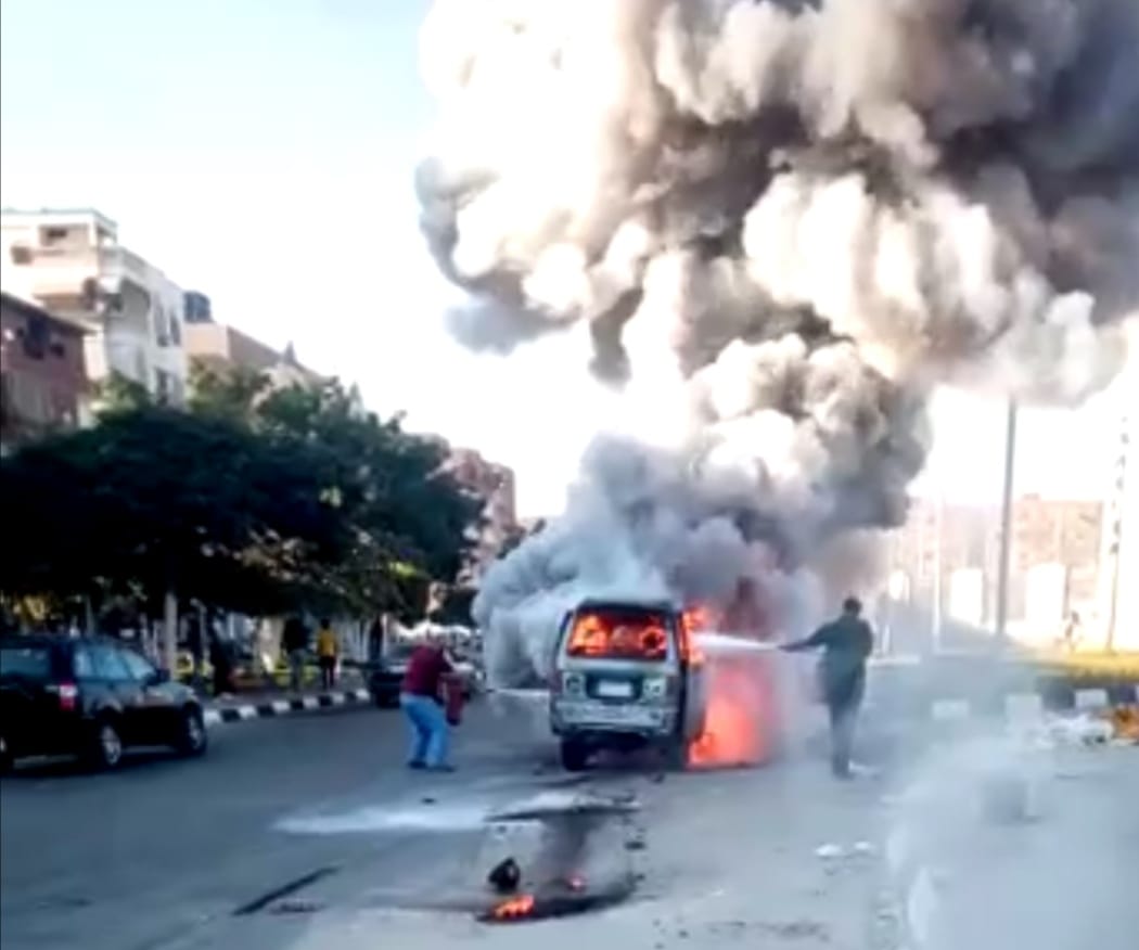 اشتعال النيران فى سيارة ميكروباص أمام المستشفى العام بالإسماعيلية (3)
