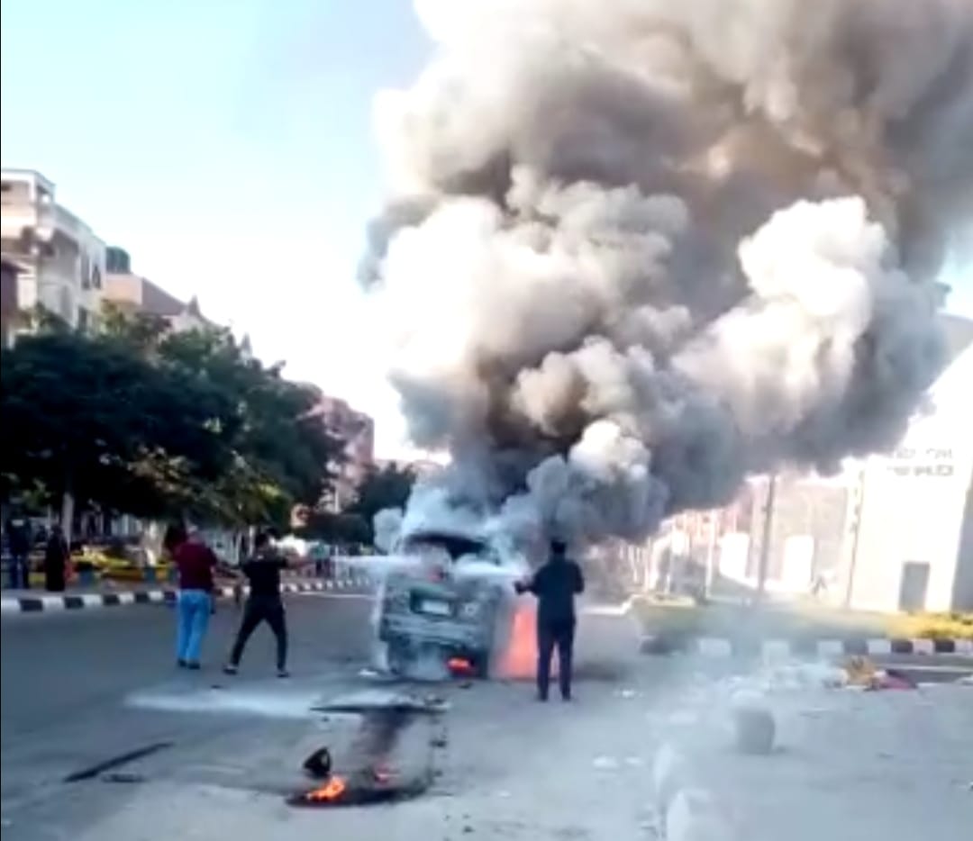 اشتعال النيران فى سيارة ميكروباص أمام المستشفى العام بالإسماعيلية (4)