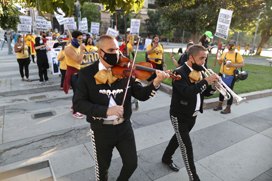 احتجاج بعزف الموسيقى فى امريكا