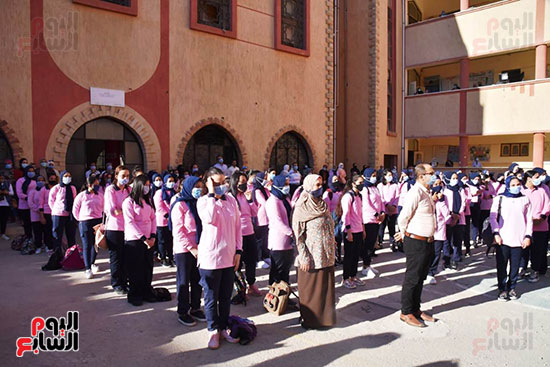 الغضبان-يشارك-طلاب-مدرسة-بورسعيد-الثانوية-بنات-طابور-الصباح-(2)