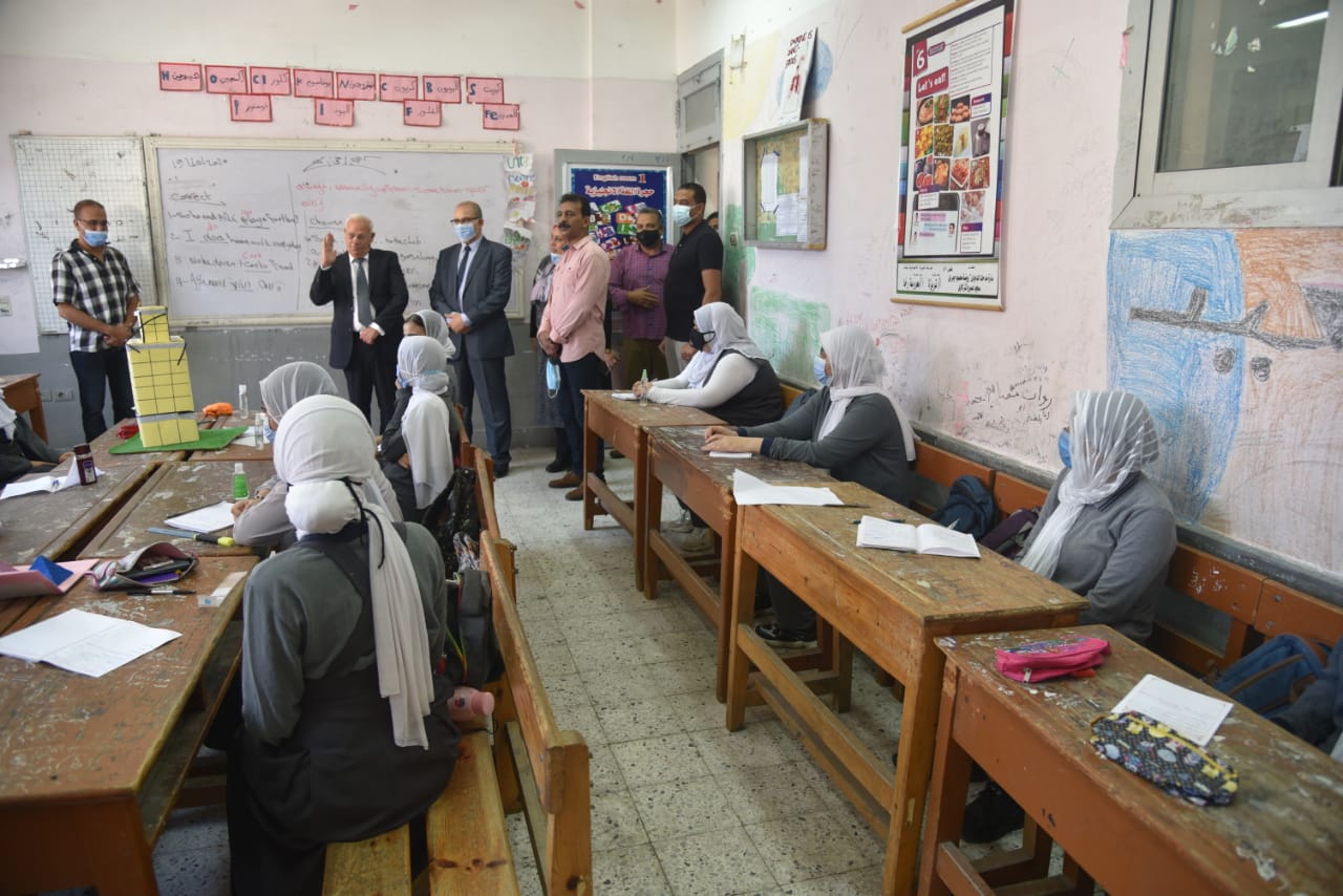 محافظ بورسعيد يتفقد عدد من المدارس  (1)