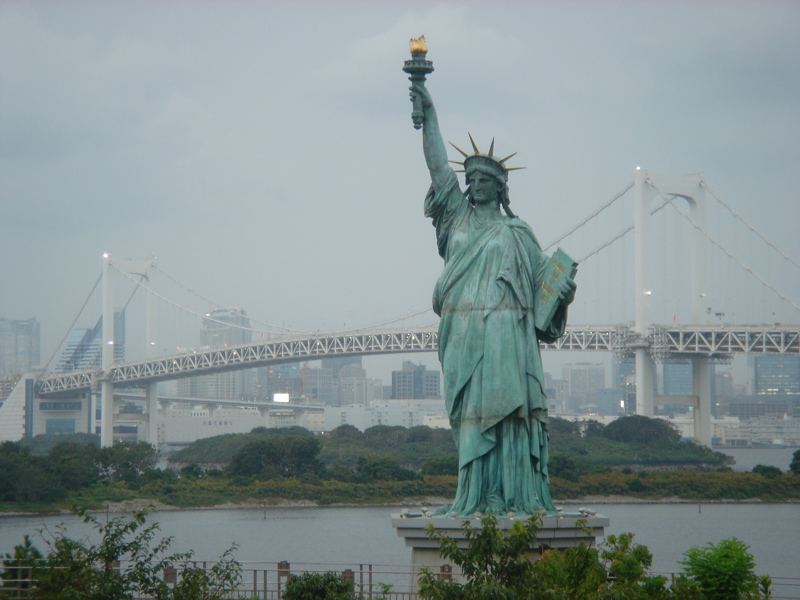 مثيل لتمثال الحرية في أودايبا، طوكيو، اليابان.