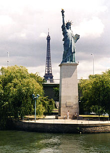 نسخة متماثلة من تمثال الحرية في فرنسا على نهر السين تم نصبها في العام 1889