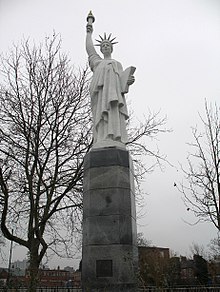 نسخة طبق الأصل من تمثال الحرية في ليستر ، إنجلترا