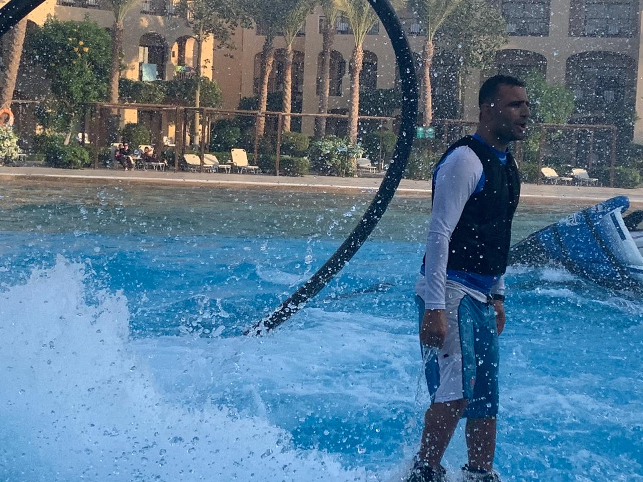 مجدى عبد الغنى خلال أدائه لعبة الــ فلاى بورد  أشهر الألعاب المائية بفنادق البحر الأحمر وأمتعها (2)