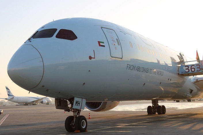 62-145511-israeli-first-emirati-plane-ben-gurion-airport-4