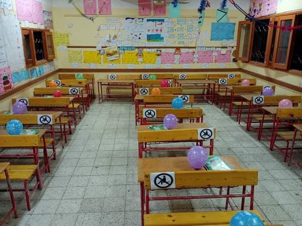مدرسة بالأقصر تستقبل تلاميذها بالبالونات وعلامات التباعد  (3)