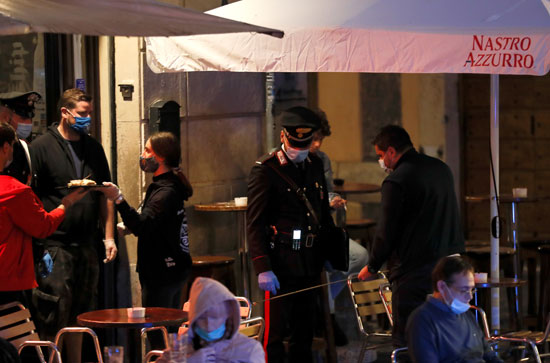 شرطة إيطالية تتفقد مسافة الأمان بين طاولات المطاعم  (2)