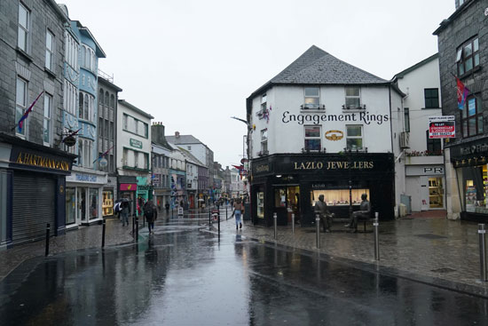 شوارع التسوق الفارغة في وسط مدن إيرلندا  (1)
