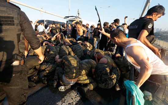 تدمير الثقة و الروح لدى افراد الجيش التركي
