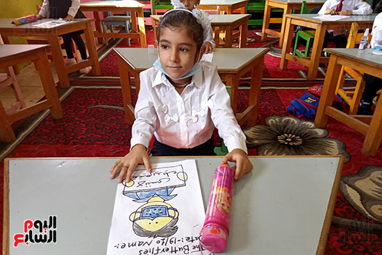 الأطفال يرسمون الكمامات ويشرحون لمحافظ كفر الشيخ (3)