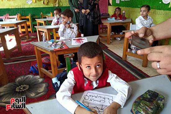 الأطفال يرسمون الكمامات ويشرحون لمحافظ كفر الشيخ (4)