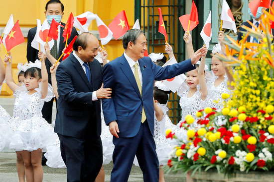 رئيس وزراء اليابان يلوح لمستقبليه