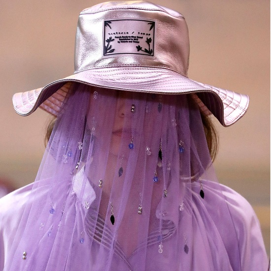 حجاب مرصع بالجواهر في عرض فيكتوريا - ماس