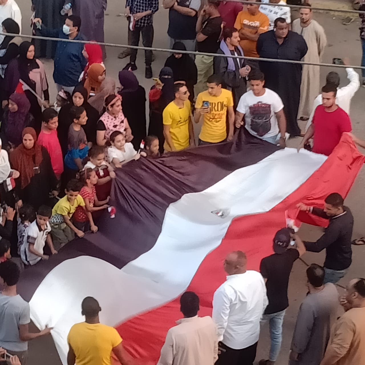 أعلام مصر تملأ الميادين