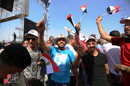 مواطنون يرفعون أعلام مصر احتفالات فى ذكرى انتصارات أكتوبر ودعم الدولة والرئيس