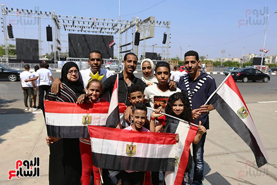 أسرة مصرية ترفع أعلام مصر احتفالا بذكرى النصر