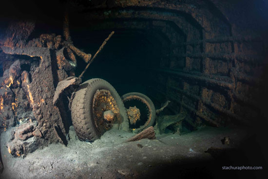 بقايا السفينة تحت الماء