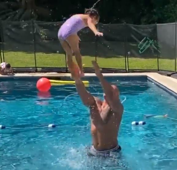 ذا روك مع ابنته في حمام السباحة