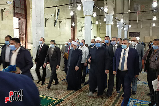 وزير الأوقاف ومفتى الجمهورية يصلان مسجد سيدى أحمد البدوى بطنطا (6)